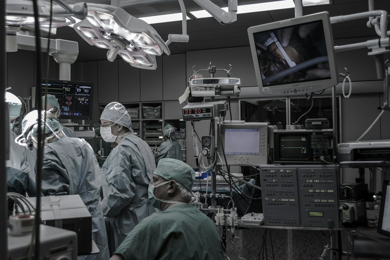 Relay Pro stent graft recall involving a thoracic aortic device, shown in an operating room